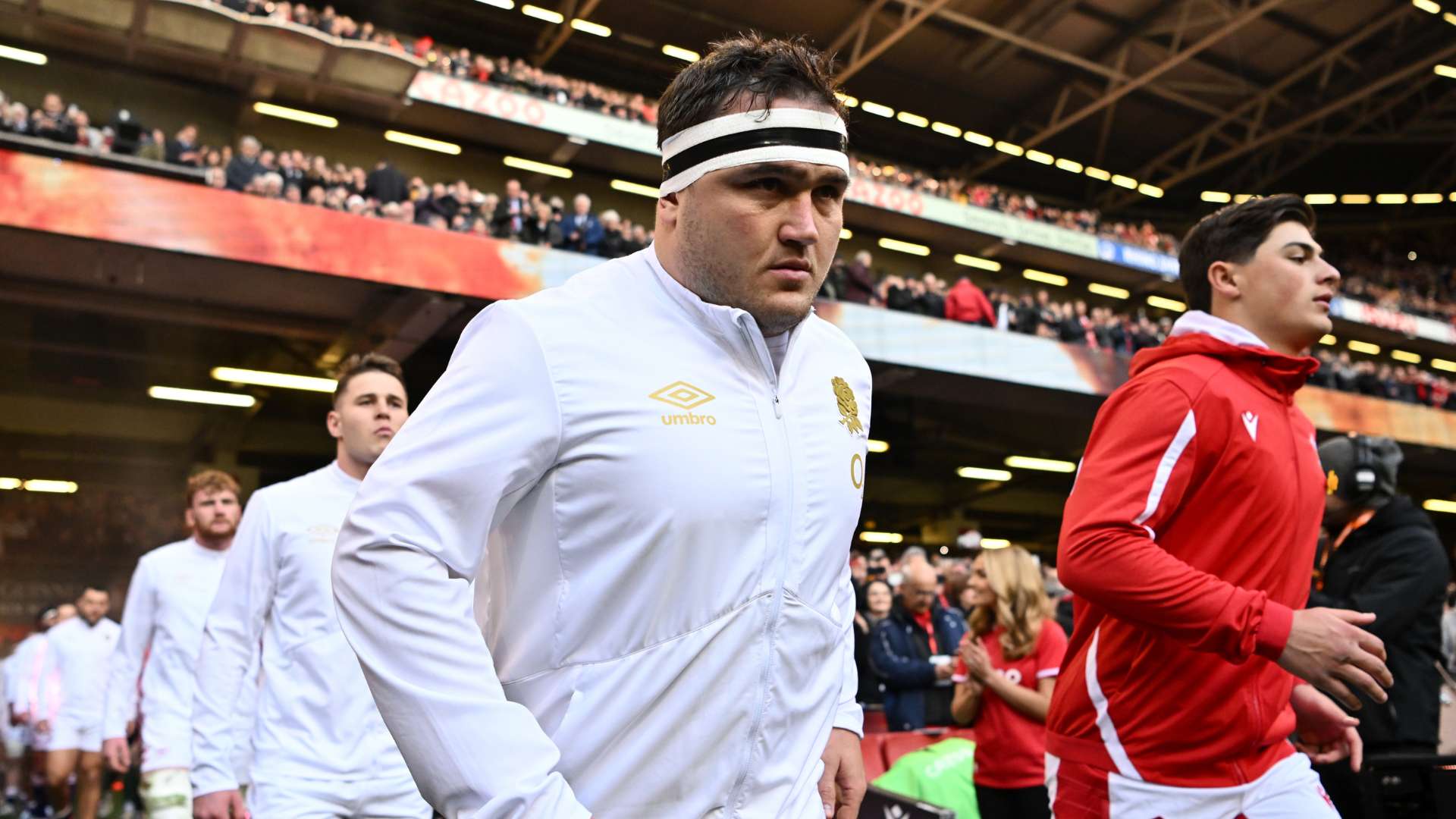 梅西现场劝阻球迷冲突翻越广告牌引发关注